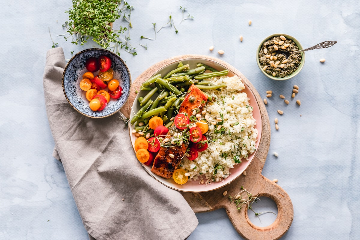 Selezione di alimenti nutrienti e freschi per la salute